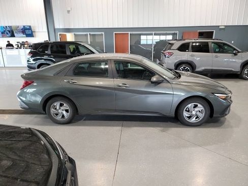 Used 2024 Hyundai Elantra SE FWD image 8