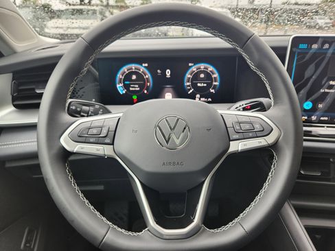 New 2025 Volkswagen Tiguan SE image 10