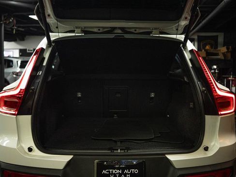 Used 2022 Volvo XC40 T5 Momentum AWD/4WD image 7