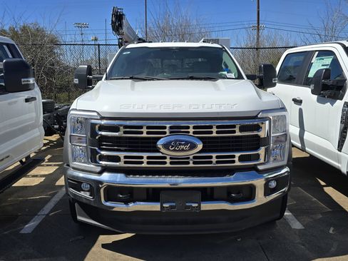 New 2023 Ford F550 4x4 SuperCab Super Duty image 2