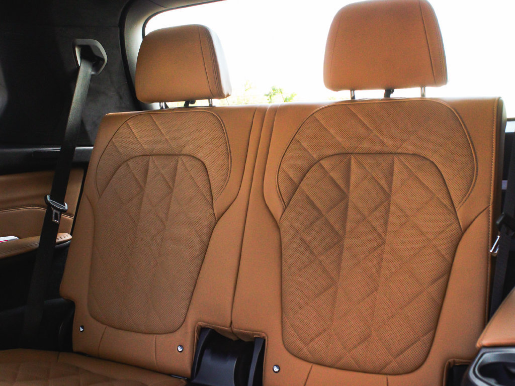 Used 2023 BMW X7 xDrive40i w/ M Sport Package AWD/4WD image 39