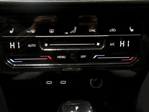 Used 2025 Volkswagen Taos SE image 30