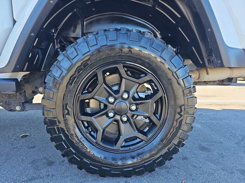 Used 2023 Jeep Gladiator Willys image 36