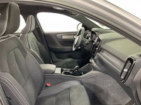 Certified 2023 Volvo XC40 B5 Ultimate w/ Protection Package Premier image 33