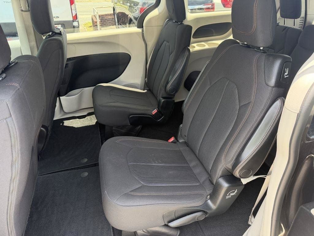 Used 2017 Chrysler Pacifica Touring FWD image 13