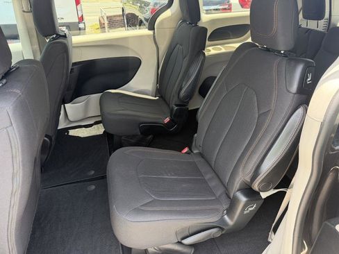 Used 2017 Chrysler Pacifica Touring FWD image 13