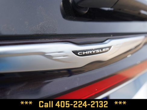 Used 2023 Chrysler Pacifica Touring-L FWD image 5