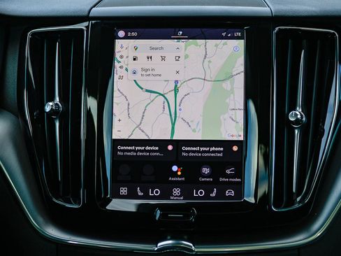 Used 2025 Volvo XC60 B5 Core image 16