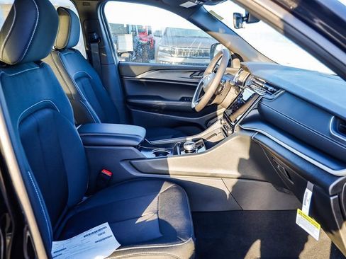 New 2025 Jeep Grand Cherokee Laredo X w/ Luxury Tech Group I image 18