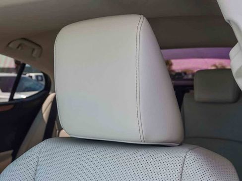Used 2025 Lexus ES 300h w/ Premium Package FWD image 22