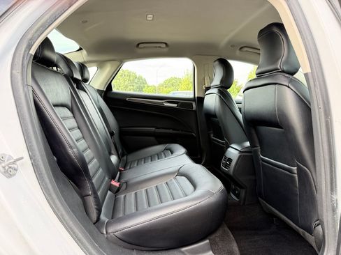Used 2018 Ford Fusion SE w/ Equipment Group 602A FWD image 17