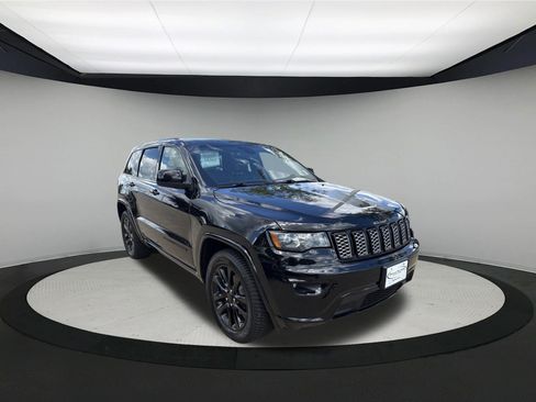 Used 2017 Jeep Grand Cherokee Altitude AWD/4WD image 1