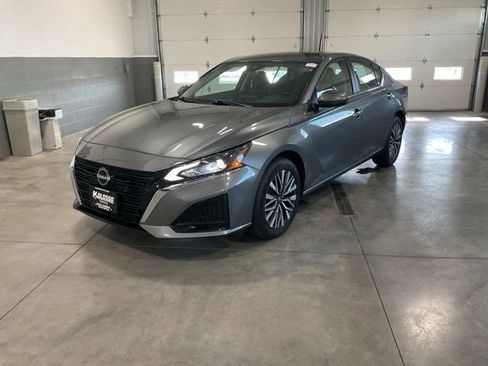 Used 2023 Nissan Altima 2.5 SV AWD/4WD image 3