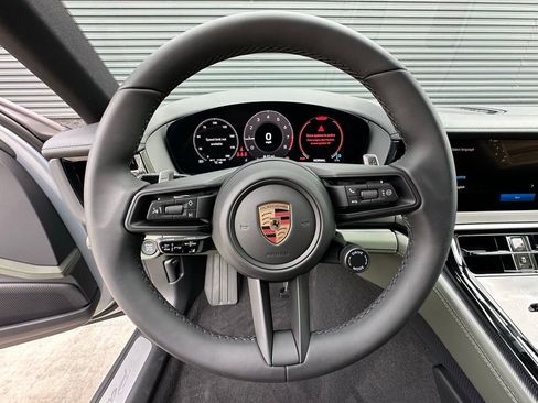 Used 2025 Porsche Panamera RWD image 18