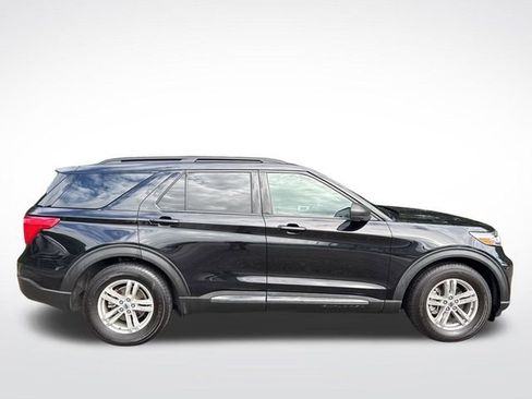 Used 2021 Ford Explorer XLT image 2