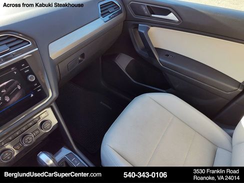 Used 2021 Volkswagen Tiguan SE w/ Panoramic Sunroof Package image 30