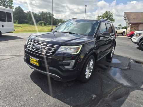 Used 2017 Ford Explorer Limited w/ Equipment Group 301A AWD/4WD image 4