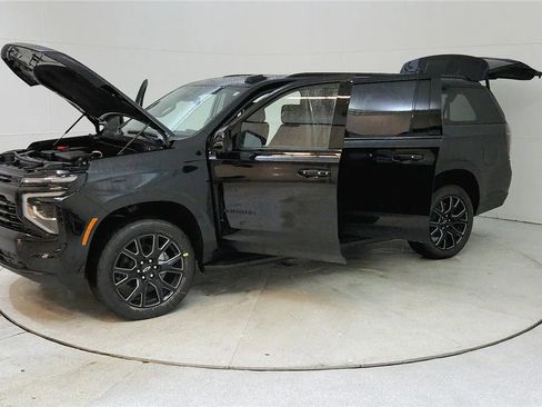 Used 2025 Chevrolet Suburban RST w/ Comfort Package AWD/4WD image 10
