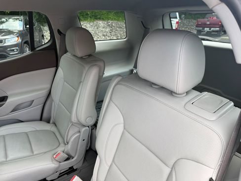 Used 2023 GMC Acadia SLT w/ Technology Package FWD image 12