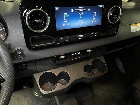 Used 2025 Mercedes-Benz Sprinter 2500 image 30