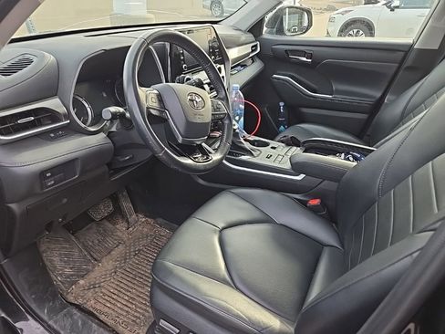 Used 2021 Toyota Highlander XLE image 11