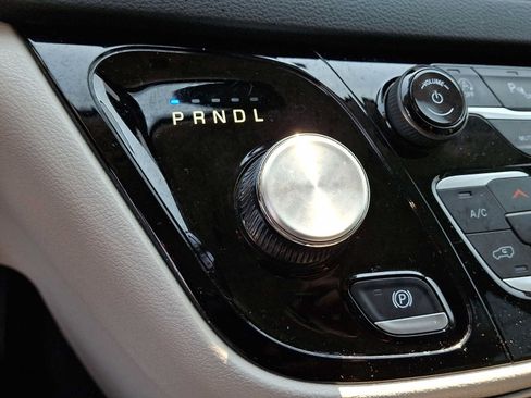 Certified 2024 Chrysler Pacifica Touring-L FWD image 18