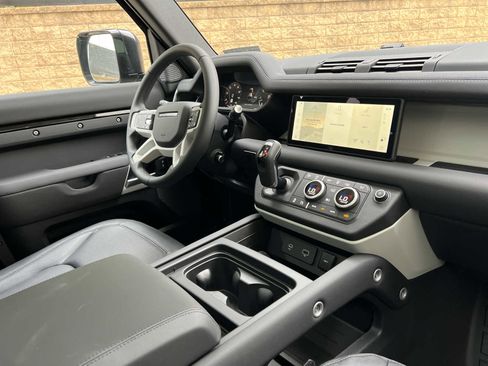 Used 2024 Land Rover Defender 110 S image 11
