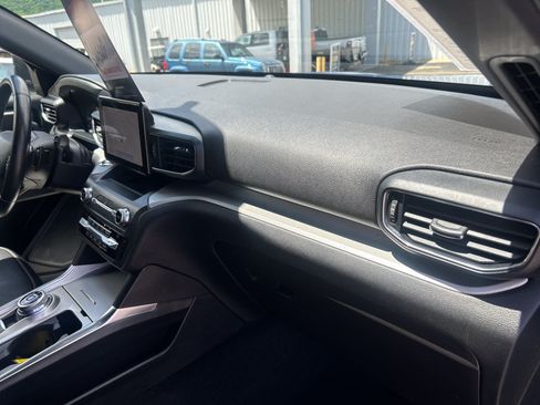 Used 2020 Ford Explorer XLT w/ Equipment Group 202A AWD/4WD image 59