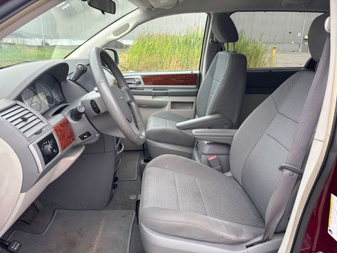 Used 2009 Chrysler Town & Country Touring w/ Entertainment Group #2 FWD image 9