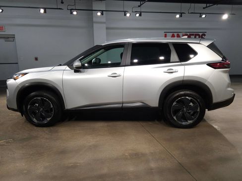 Used 2024 Nissan Rogue SV AWD/4WD image 4