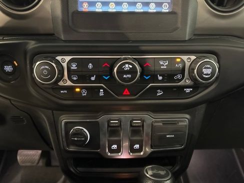 Used 2020 Jeep Wrangler Sport AWD/4WD image 23