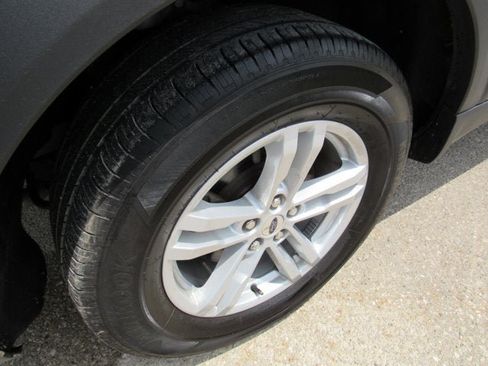 Used 2024 Ford Explorer XLT w/ Equipment Group 202A AWD/4WD image 38