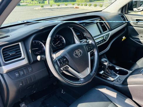 Used 2017 Toyota Highlander XLE AWD/4WD image 5