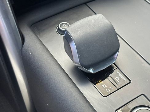 Used 2024 Land Rover Discovery Dynamic SE image 24