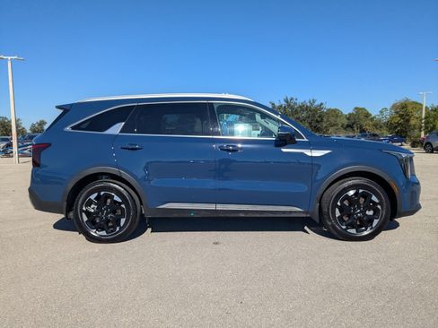 Certified 2025 Kia Sorento S w/ Panoramic Sunroof Package image 4