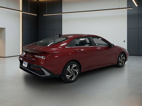 Certified 2024 Hyundai Elantra Limited FWD image 5