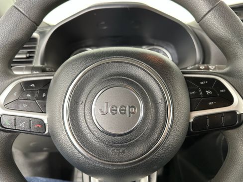 Used 2023 Jeep Renegade Latitude AWD/4WD image 3