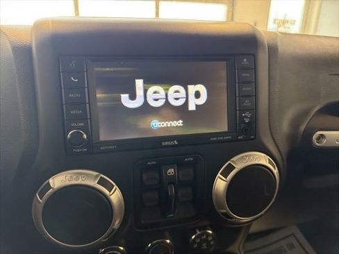 Used 2017 Jeep Wrangler Unlimited Rubicon w/ Connectivity Group AWD/4WD image 18