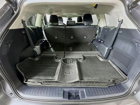 Used 2022 Toyota Highlander XLE image 19