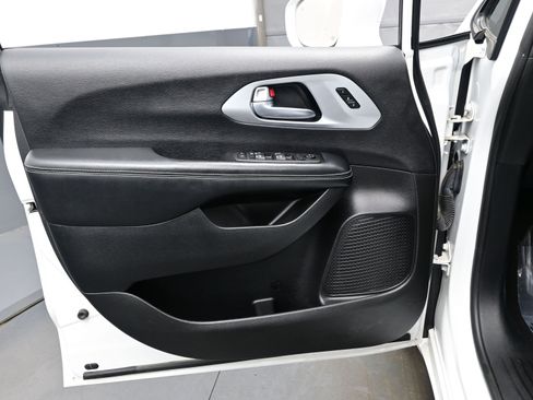 Used 2021 Chrysler Pacifica Touring-L w/ Uconnect Theater Family Group image 9