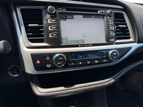 Used 2018 Toyota Highlander SE w/ Carpet Mat Package (TMS) AWD/4WD image 12