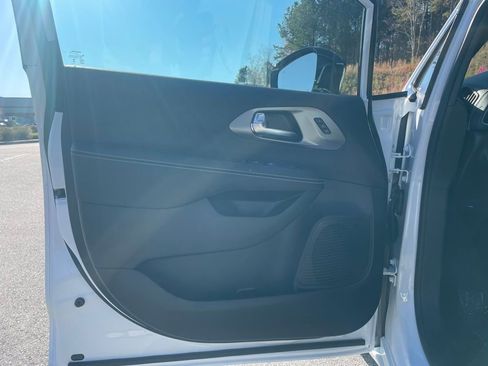 New 2026 Chrysler Pacifica Select image 10