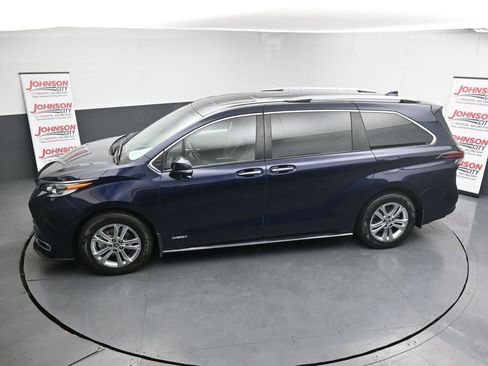 Used 2021 Toyota Sienna Platinum image 27