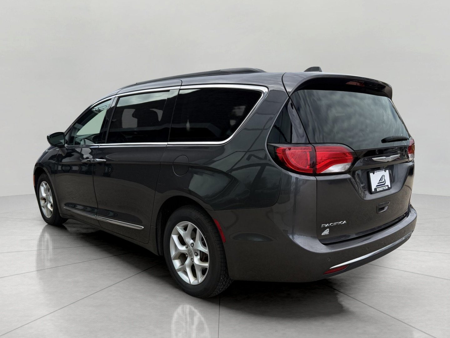 Used 2017 Chrysler Pacifica Touring-L w/ Tire & Wheel Group FWD image 10