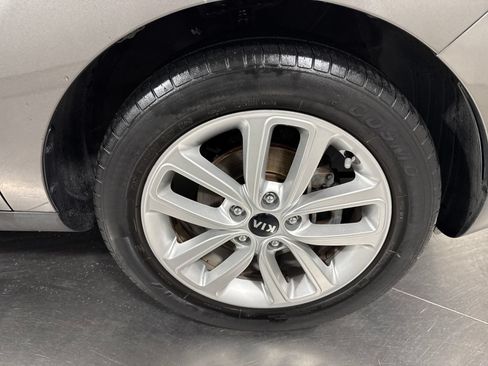 Used 2017 Kia Soul + FWD image 14