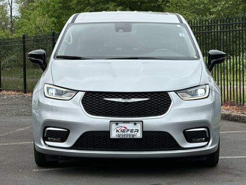 Used 2024 Chrysler Pacifica Touring-L FWD image 9