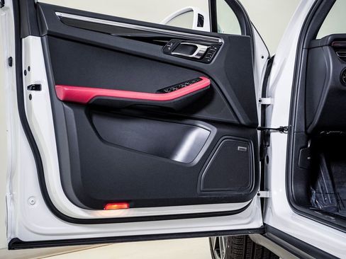 Certified 2025 Porsche Macan image 23