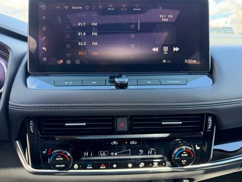 Used 2025 Nissan Rogue SL w/ Tech Package image 23