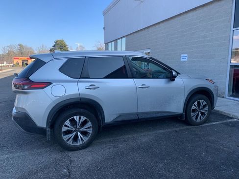 Used 2022 Nissan Rogue SV w/ SV Premium Package image 2