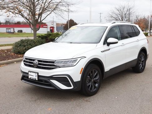 Used 2023 Volkswagen Tiguan SE w/ Panoramic Sunroof Package image 8